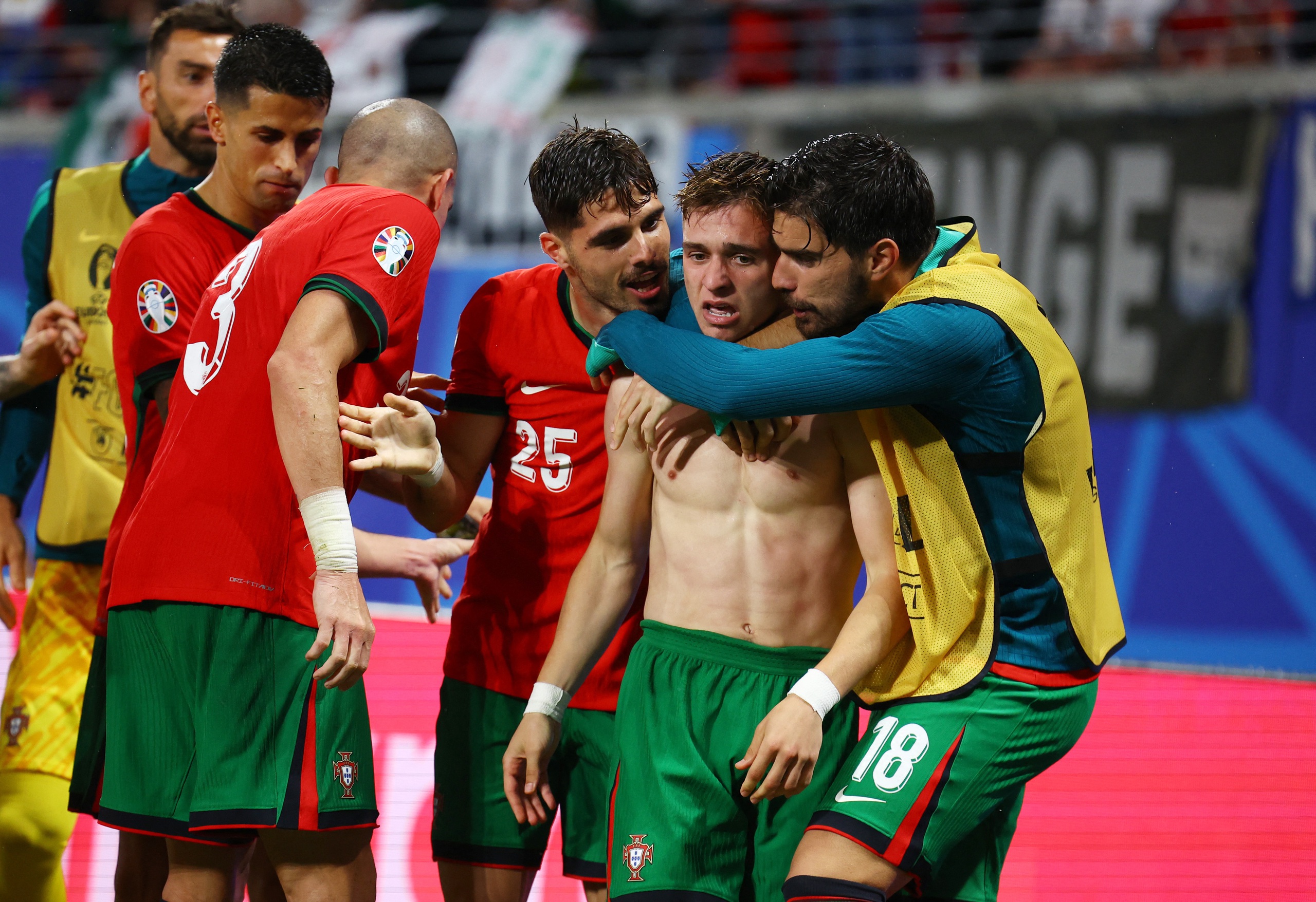 Ronaldo phung phí cơ hội, đội tuyển Bồ Đào Nha 'toát mồ hôi' mới thắng nổi CH Czech- Ảnh 8.